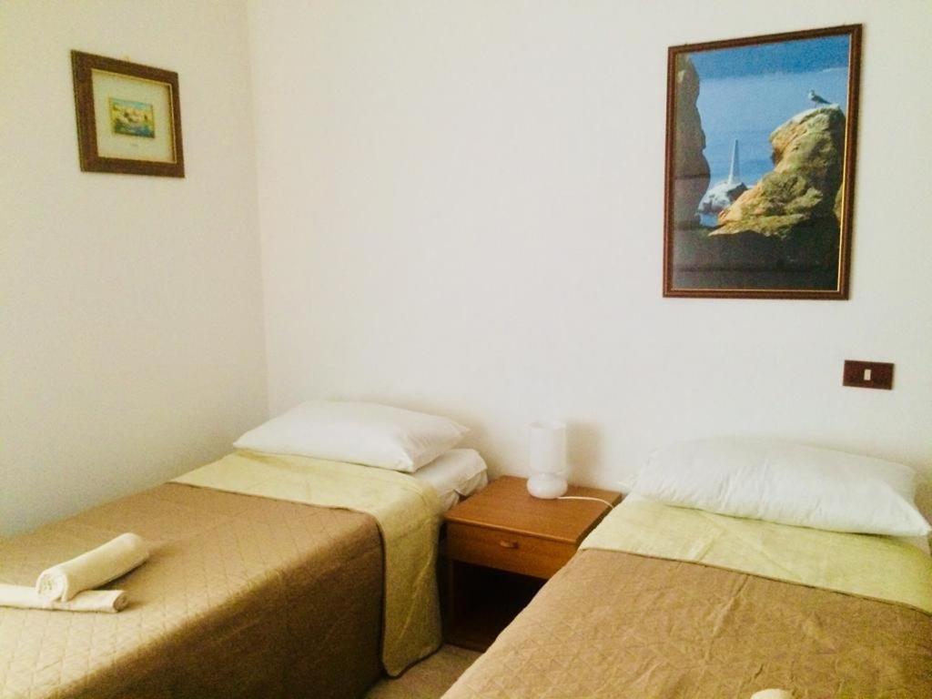 A Due Passi Hotel ลามัดดาเลนา ภายนอก รูปภาพ